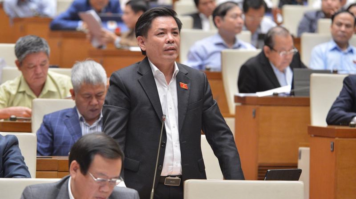 Bộ trưởng Bộ GTVT Nguyễn Văn Thể trả lời chất vấn của các ĐBQH. (Ảnh: quochoi.vn)