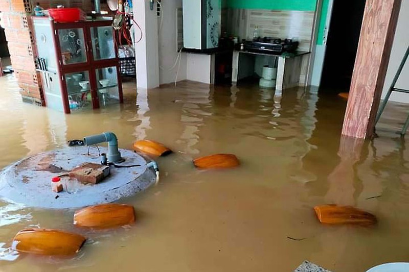 Nhiều căn nhà ở Bình Định bị ngập sâu trong lũ. Ảnh: HỮU KHÚC