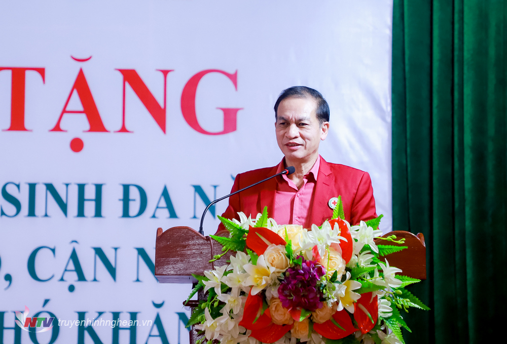 Đồng chí Trần Quốc Hùng - Phó Chủ tịch Trung ương Hội Chữ thập đỏ Việt Nam phát biểu tại lễ trao tặng. 