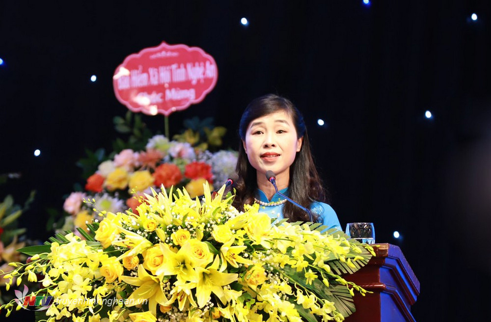 Bà Nguyễn Thị Quỳnh Hoa - Ủy viên BCH Đảng bộ tỉnh, Chủ tịch Hội LHPN tỉnh trình bày Báo cáo chính trị của Ban Chấp hành Hội LHPN tỉnh Nghệ An khóa XV. 