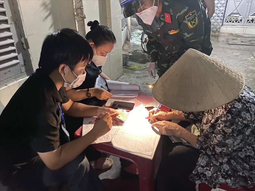 Người dân quận Phú Nhuận (TPHCM) nhận tiền hỗ trợ khó khăn đợt 3