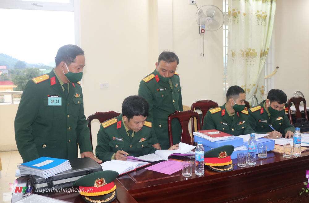 Đoàn công tác kiểm tra hệ thống sổ sách tại Ban CHQs huyện Quế Phong.