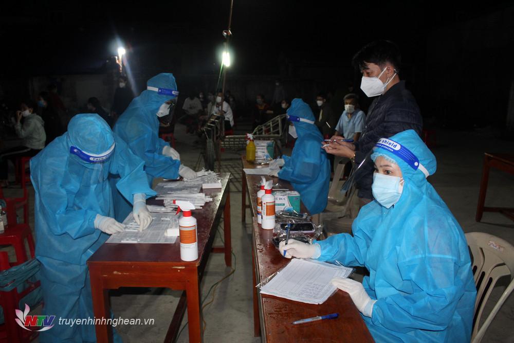 Quỳnh Lưu: Gần 150 người dân vùng nguy cơ cao xã Quỳnh Hồng được lấy mẫu xét nghiệm Covid-19 trong đêm