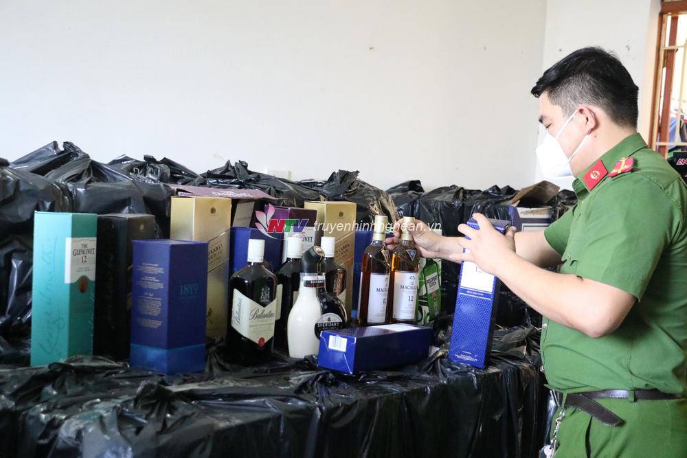 Công an huyện Nghi Lộc kiểm tra số rượu ngoại thu giữ