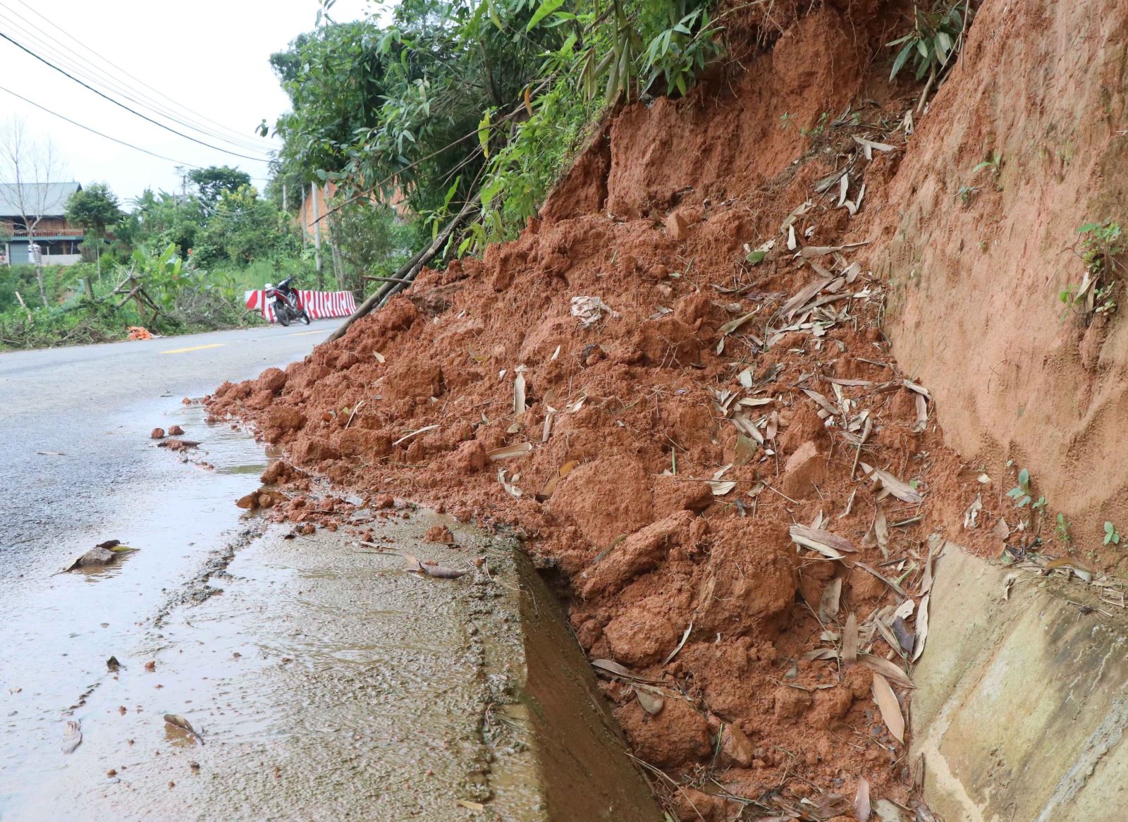 Trung Bộ, Nam Bộ mưa to, nguy cơ sạt lở đất và ngập úng cục bộ.