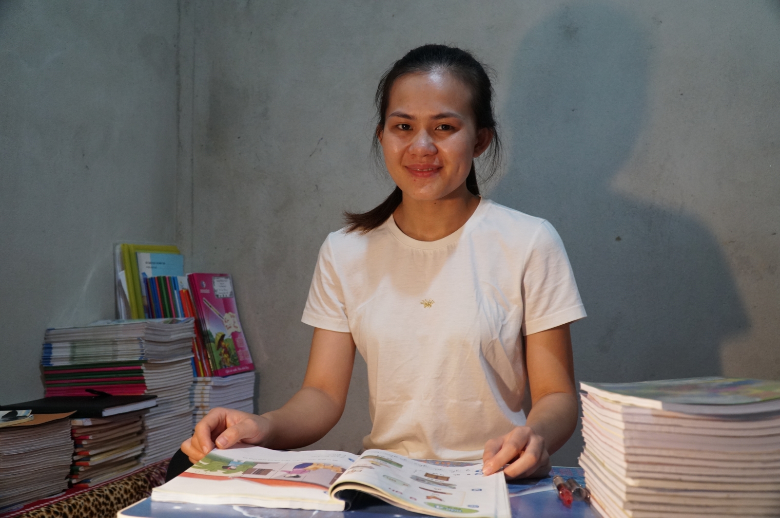 Cô giáo Hà Thị Kim (SN 1996) - GV Trường Tiểu học Tri Lễ 1, xã Tri Lễ, Quế Phong tình nguyện vào cách ly cùng học sinh là F1 trong 14 ngày.
