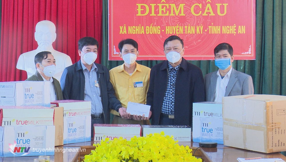 Lãnh đạo huyện trao quà cho xã Nghĩa Đồng