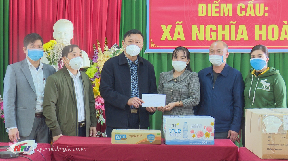 Lãnh đạo huyện trao quà cho xã Nghĩa Hoàn.