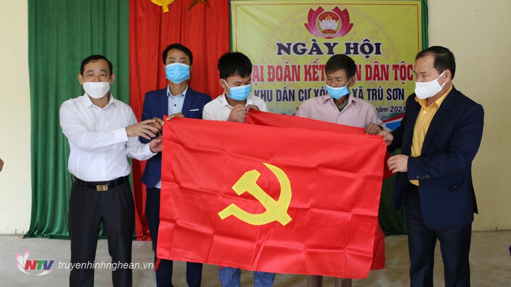 Trao cờ Đảng và cờ Tổ quốc cho nhân dân xóm 2, xã Trù Sơn.