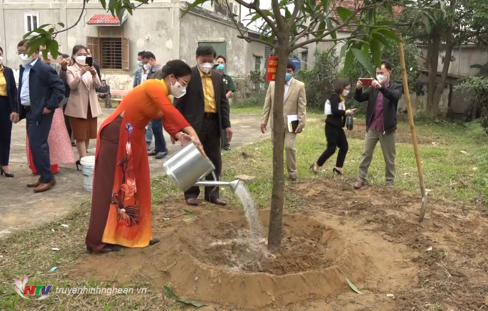 Đồng chí Võ Thị Minh Sinh trồng cây lưu niệm trong khuôn viên nhà văn hoá xóm Hợp Bình.