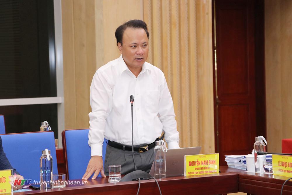 Phó Chủ tịch Thường trực HĐND tỉnh phát biểu tại cuộc họp.