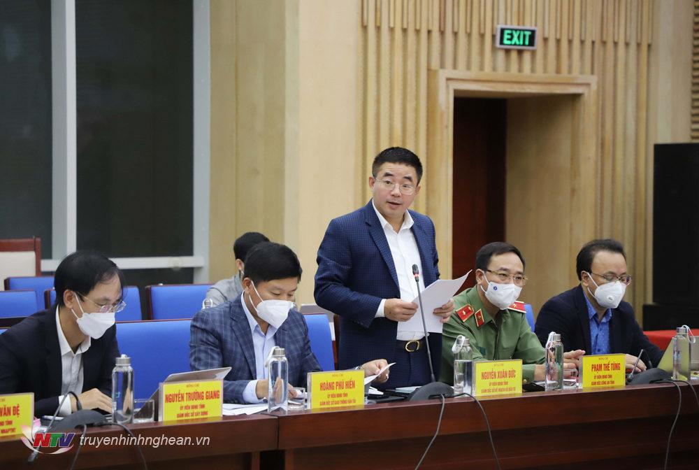 Giám đốc Sở Kế hoạch - Đầu tư Nguyễn Xuân Đức phát biểu tại phiên họp.