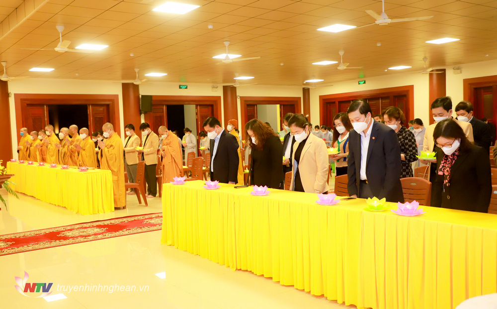 các đồng chí lãnh đạo tỉnh, Giáo hội Phật giáo Việt Nam tỉnh Nghệ An cùng các tăng ni, phật tử đã dành phút mặc niệm các đồng bào tử vong, chiến sỹ hy sinh trong đại dịch Covid-19. 