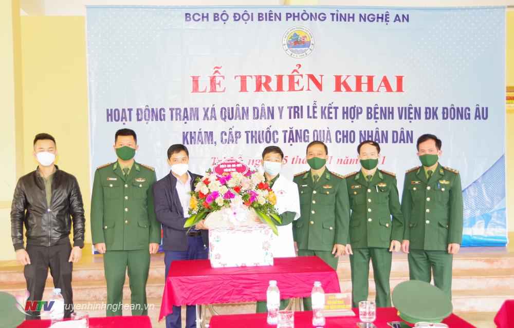 Huyện Quế Phong tặng quà trạm xá quân dân 