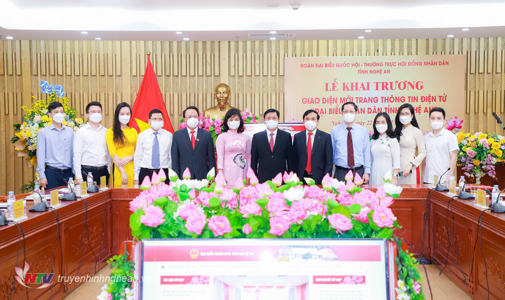 Thường trực HĐND tỉnh chụp ảnh lưu niêm với Ban Biện tập Trang thông tin điện tử Đại biểu nhân dân tỉnh Nghệ An