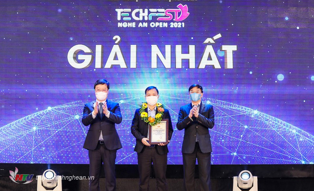 Phó Bí thư Thường trực Tỉnh uỷ Nguyễn Văn Thông và Chủ tịch UBND tỉnh Nguyễn Đức Trung trao giải Nhất cho 