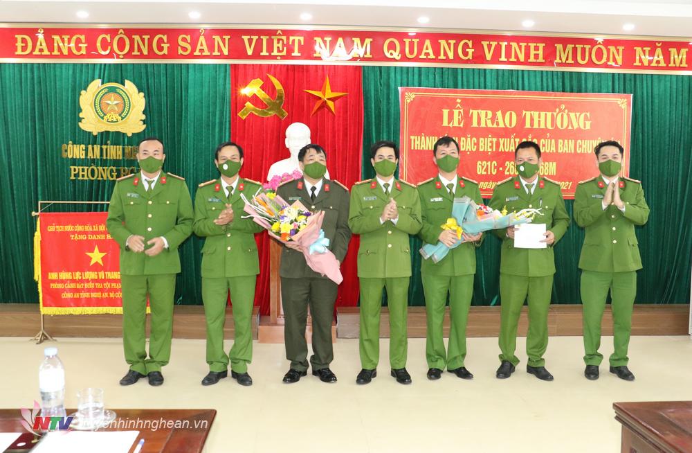 Đại tá Nguyễn Đức Hải Phó Giám đốc, Thủ trưởng Cơn quan cảnh sát điều tra Công an tỉnh trao thưởng cho các ban chuyên án