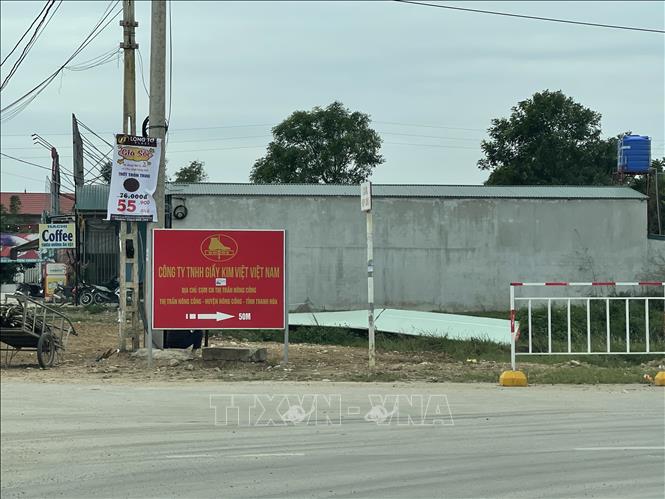 Lối vào Công ty Trách nhiệm hữu hạn Giầy Kim Việt (tại Cụm công nghiệp Thị trấn Nông Cống, huyện Nông Cống, tỉnh Thanh Hóa). 