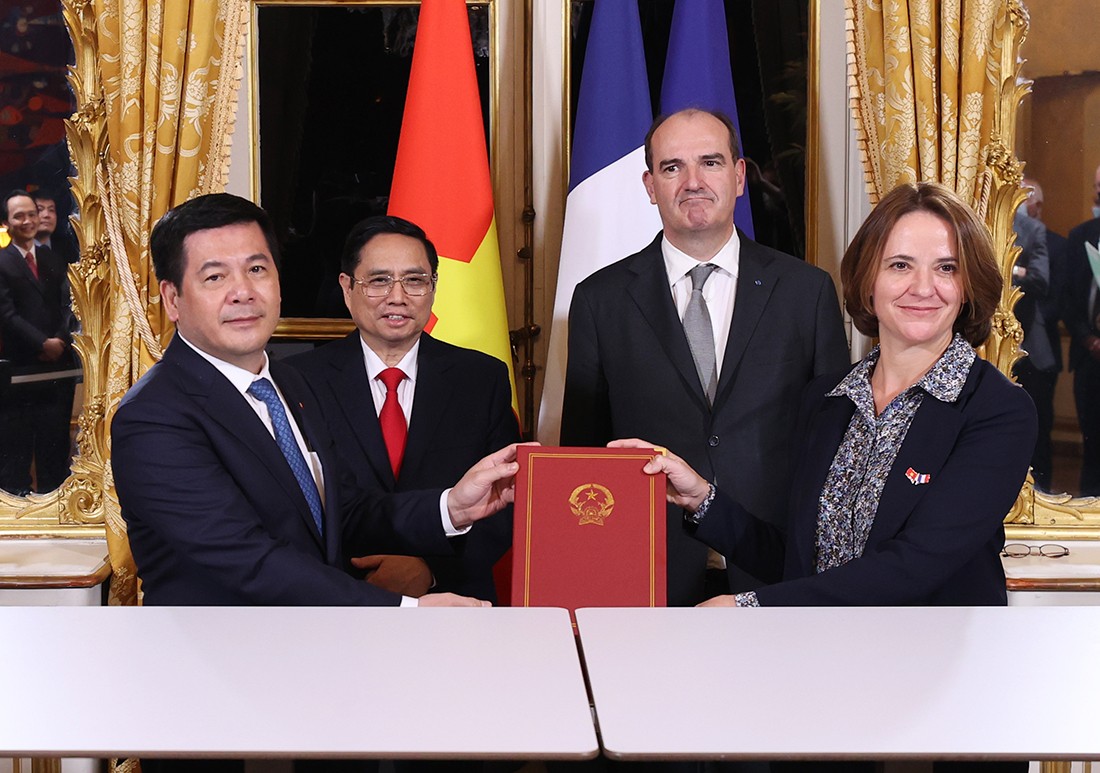 Hai Thủ tướng chứng kiến lễ ký kết các thỏa thuận giữa các cơ quan chức năng của Việt Nam và Pháp. Ảnh: VGP