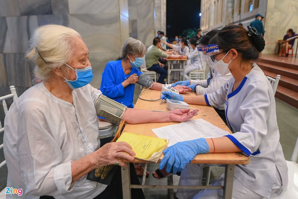 Một người dân được khám sàng lọc tại Hà Nội trước khi tiêm vaccine Covid-19. Ảnh: Việt Linh.