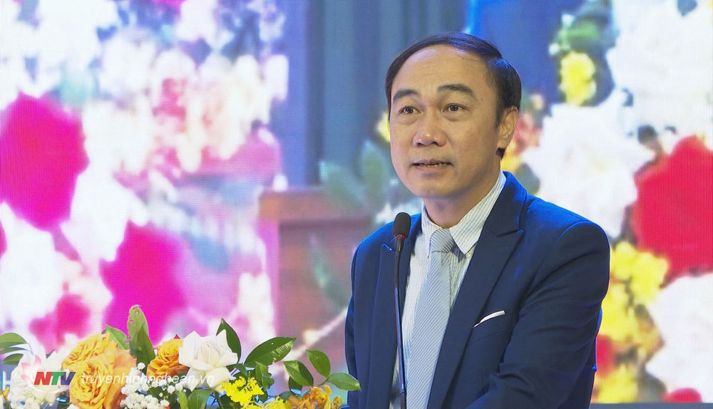 Đồng chí Trần Quốc Khánh - Phó trưởng Ban Tuyên giáo Tỉnh ủy Nghệ An trình bày tham luận tại hội thảo.