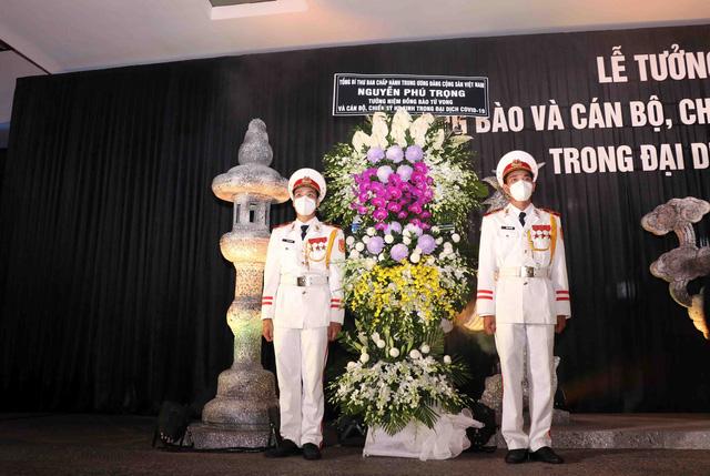 Lẵng hoa của Tổng Bí thư Nguyễn Phú Trọng gửi tưởng niệm đồng bào và cán bộ, chiến sĩ hy sinh, tử vong trong đại dịch COVID-19.