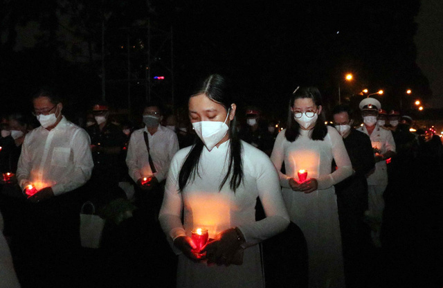 Tại Hội trường Thống Nhất, các tầng lớp nhân dân TP Hồ Chí Minh thành kính mặc niệm tưởng nhớ đồng bào, cán bộ, chiến sỹ đã tử vong, hy sinh trong đại dịch COVID-19. 