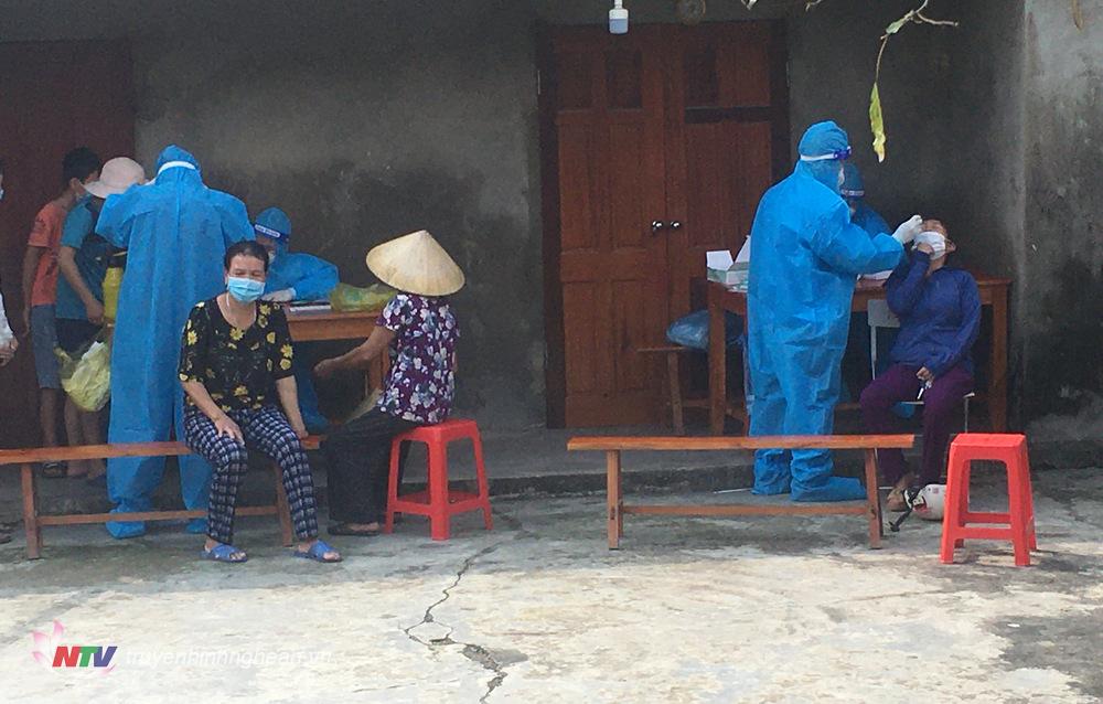 Trên 1200 công dân xóm Tây Hồ, xã Nam Thành được lấy mẫu xét nghiệm sàng lọc.