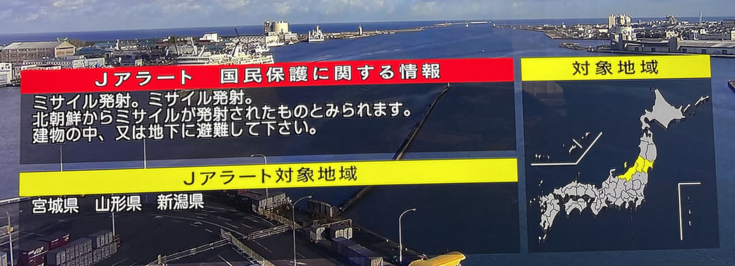 Cảnh báo trên truyền hình Nhật Bản và vị trí ba tỉnh áp dụng lệnh sơ tán (màu vàng). Ảnh: Twitter/KBearhill.