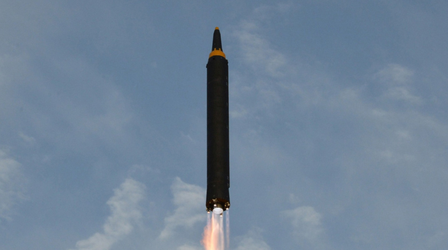 Tên lửa đạn đạo tầm xa Hwasong-12 được Triều Tiên phóng thử hồi tháng 1. Ảnh: KCNA.