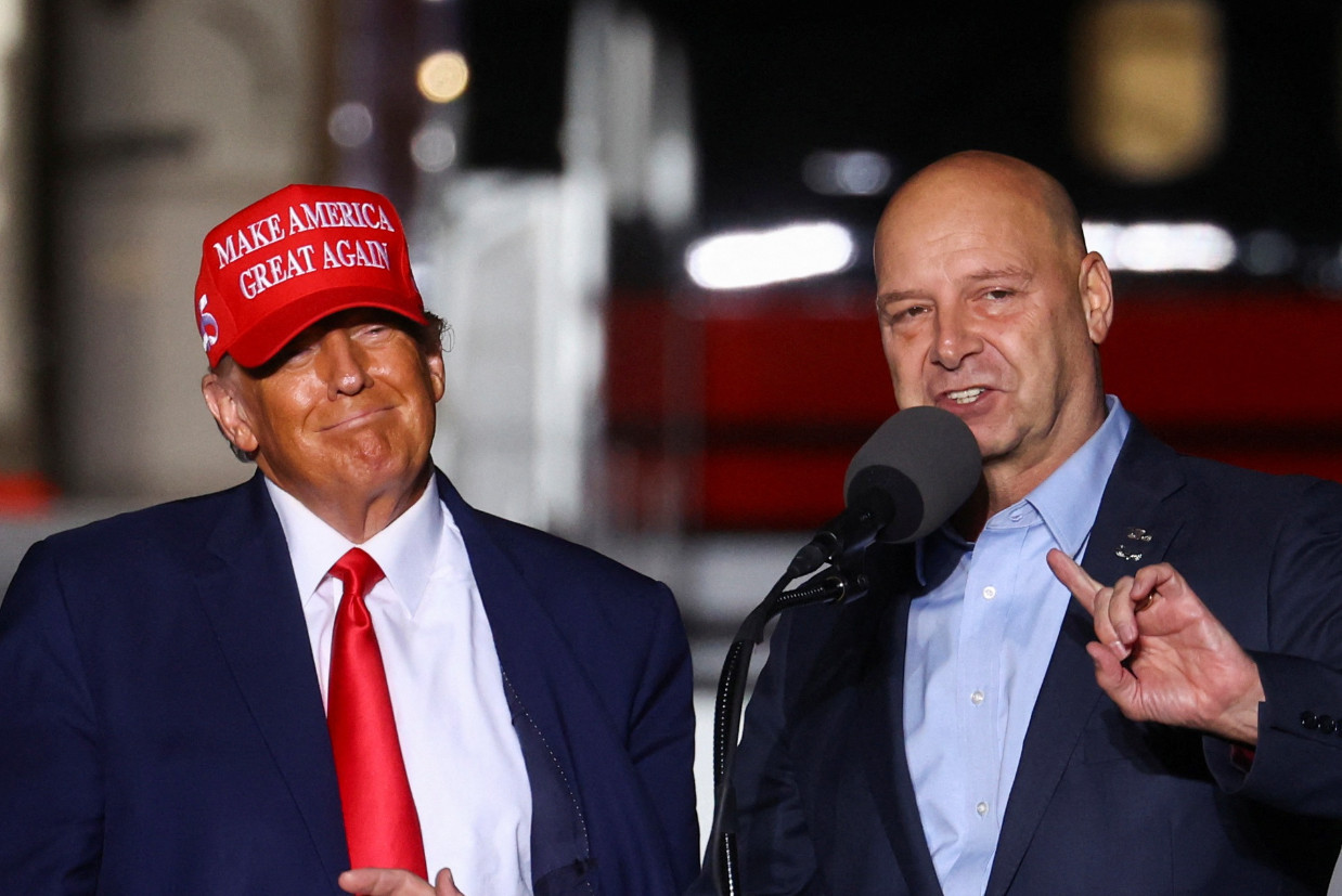 Ông Trump và ứng viên thống đốc Pennsylvania Doug Mastriano phát biểu trong cuộc mít tinh. Ảnh: Reuters.