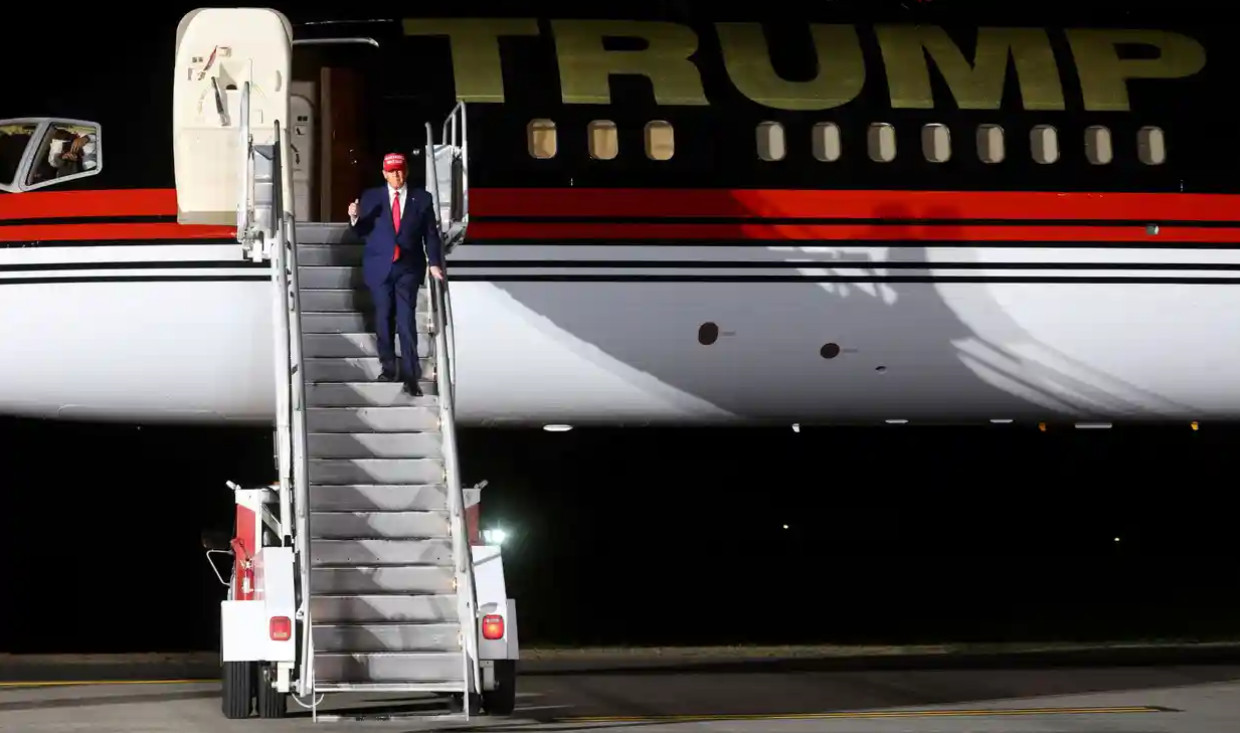 Ông Trump bước xuống máy bay tại sân bay cấp vùng Arnold Palmer. Ảnh: Reuters.