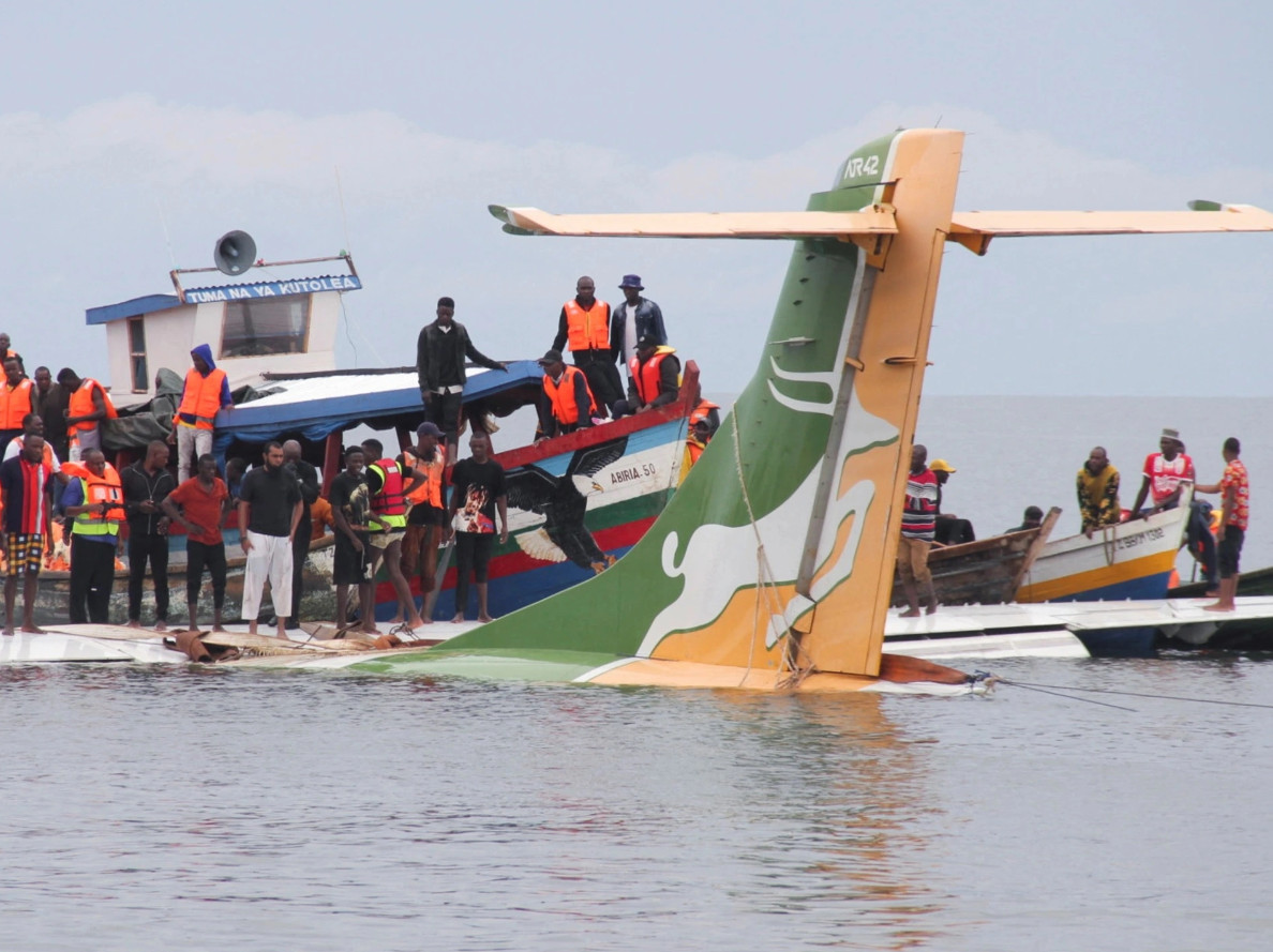 Ít nhất 19 người chết sau khi máy bay lao xuống hồ cách điểm đến 100 m ở Tanzania. Ảnh: Reuters.