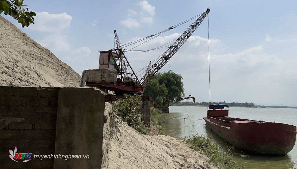 Bắt vụ khai thác hàng trăm m3 cát trái phép trên sông Lam