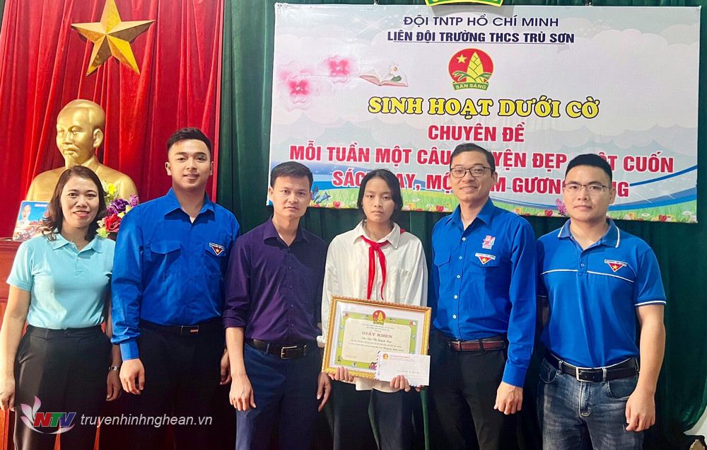 Trao giấy khen của Hội Đồng đội tỉnh cho em Đào Thị Quỳnh Ngà.