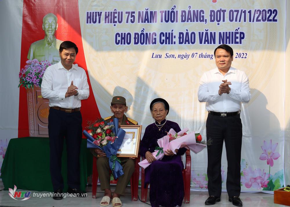 Trưởng ban Nội chính Tỉnh uỷ Hồ Lê Ngọc và lãnh đạo huyện Đô Lương trao Huy hiệu 75 tuổi Đảng cho đảng viên.