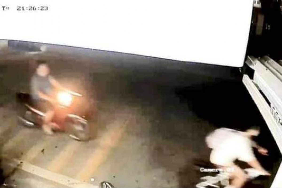 Hình ảnh camera ghi lại đối tượng Huy tấn công nữ sinh