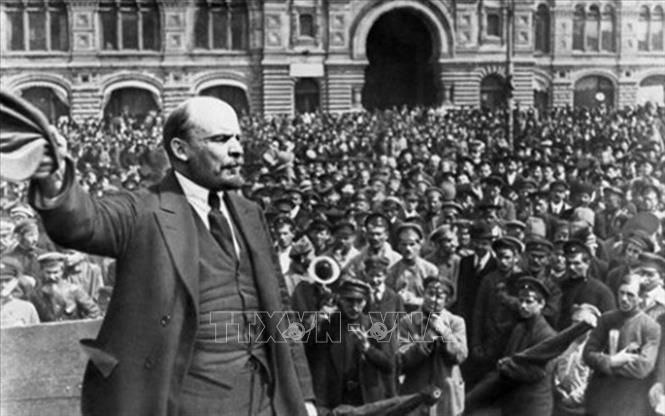 Lãnh tụ Vladimir Ilyich Lenin phát biểu trước người dân tại Petrograd năm 1917. Ảnh tư liệu/TTXVN phát