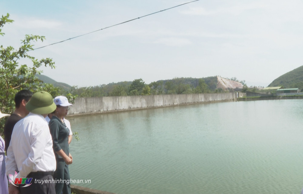 Đoàn công tác tham quan mô hình nuôi trồng thủy sản tại xã Hưng Nghĩa, huyện Hưng Nguyên. 
