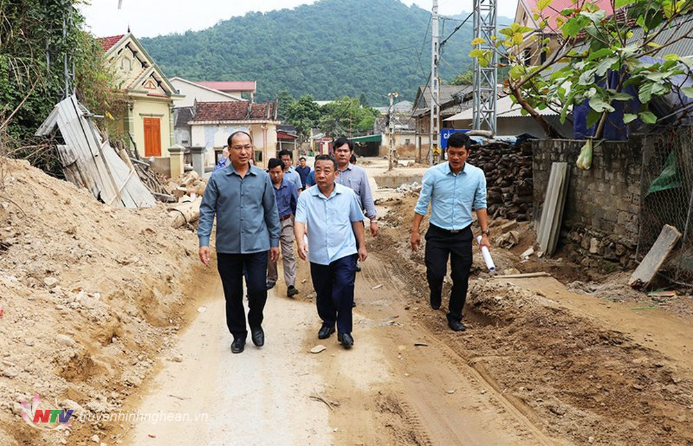 Đồng chí Nguyễn Văn Đệ - Phó Chủ tịch UBND tỉnh cùng đoàn kiểm tra công tác khắc phục hậu quả lũ ống, lũ quét tại bản Hòa Sơn, xã Tà Cạ. 
