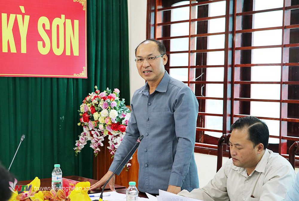 Lãnh đạo huyện Kỳ Sơn báo cáo tại cuộc họp.