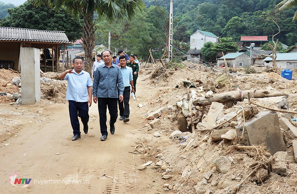 Đồng chí Nguyễn Văn Đệ - Phó Chủ tịch UBND tỉnh cùng đoàn kiểm tra công tác khắc phục hậu quả lũ ống, lũ quét tại bản Hòa Sơn, xã Tà Cạ. 