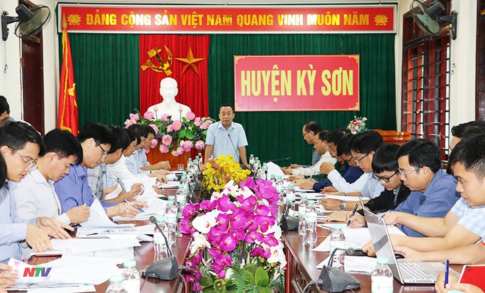 Phó Chủ tịch UBND tỉnh Nguyễn Văn Đệ cùng đoàn làm việc với lãnh đạo huyện Kỳ Sơn.