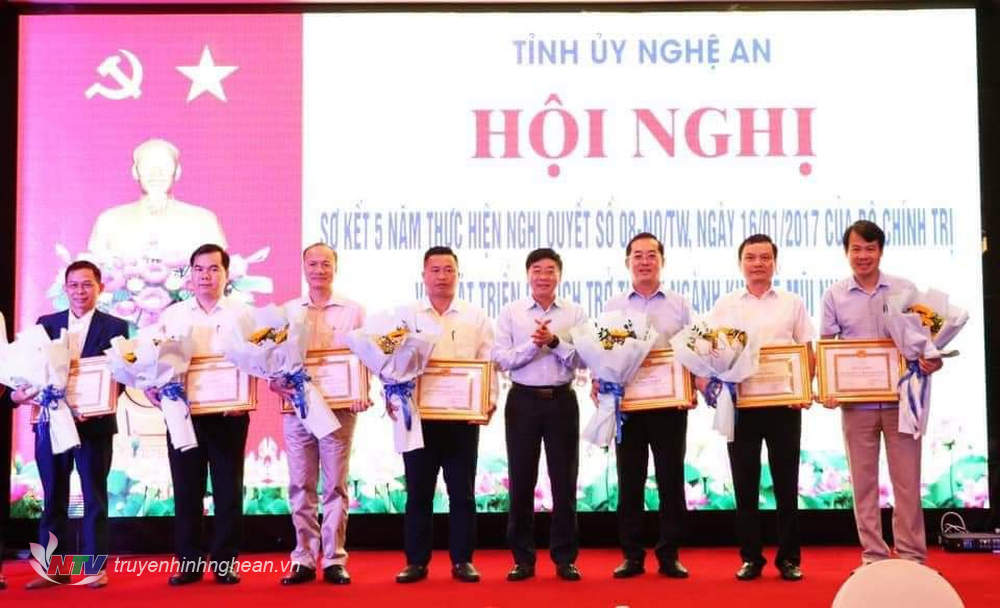 Trao bằng khen cho các cá nhân, tâp thể.