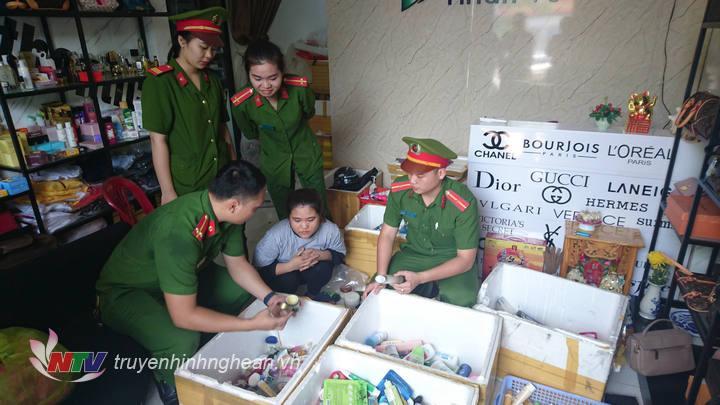 Lực lượng cảnh sát kinh tế kiểm tra bắt quả tang cơ sở Nhân Vũ đang sản xuất mỹ phẩm giả nhái nhãn hiệu nổi tiếng nước ngoài.