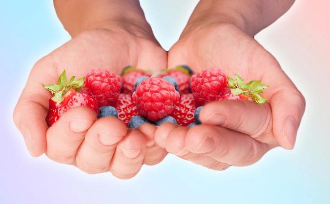 Trái cây, rau củ được khuyến nghị với định lượng lớn, hai lòng bàn tay cho nam và một lòng bàn tay cho nữ. Với nước ép hoa quả, bạn nên dùng khoảng 150 ml mỗi ngày bởi một số loại quả có thể chứa nhiều đường.