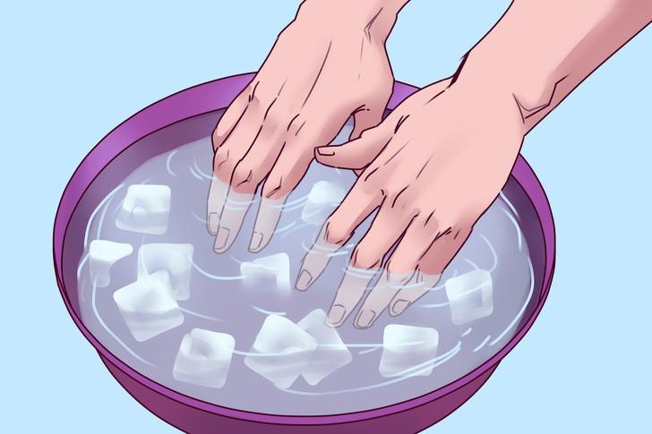 Ngâm hai bàn tay của bạn trong chậu nước đá chính xác 30 giây. Điều này sẽ giúp bạn biết máu của trong cơ thể sẽ phản ứng như thế nào khi tiếp xúc với môi trường lạnh. Sau 30 giây, bạn sẽ có 2 kết quả.
