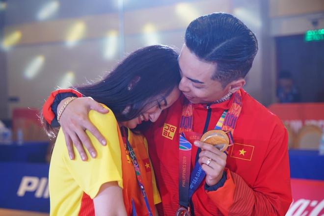 Khánh Thi khóc nức nở khi Phan Hiển giành HCV ở SEA Games