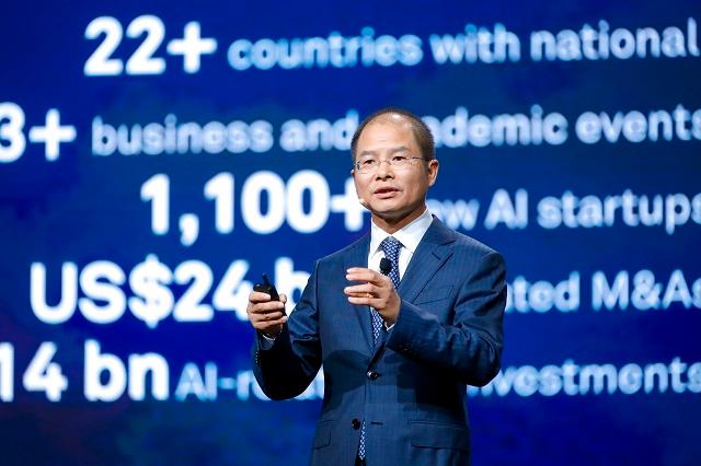 Chủ tịch luân phiên của Huawei Eric Xu công bố chiến lược AI của công ty.