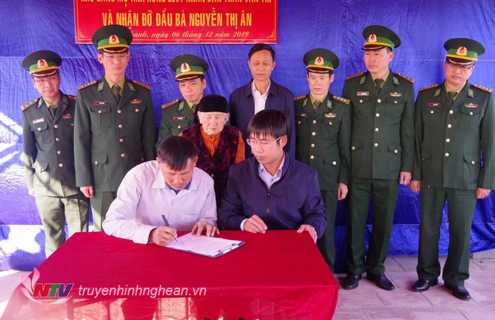 Đại diện chính quyền địa phương, gia đình ký xác nhận việc BĐBP Nghệ An nhận đỡ đầu, phụng dưỡng, chăm sóc bà Nguyễn Thị Ân, vợ Anh hùng Trần Văn Trí.